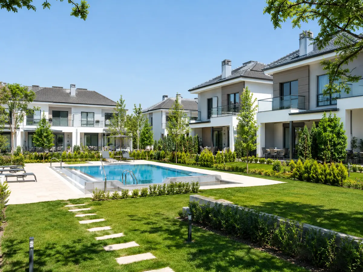Comunidad residencial con piscina y jardines, servicios que influyen en el precio del administrador